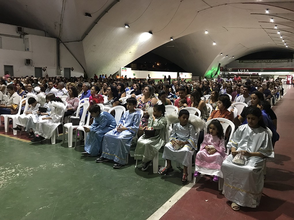 Centenas de fiéis acompanharam a missa de encerramento das homenagens à N. Sra. de Fátima na quadra principal