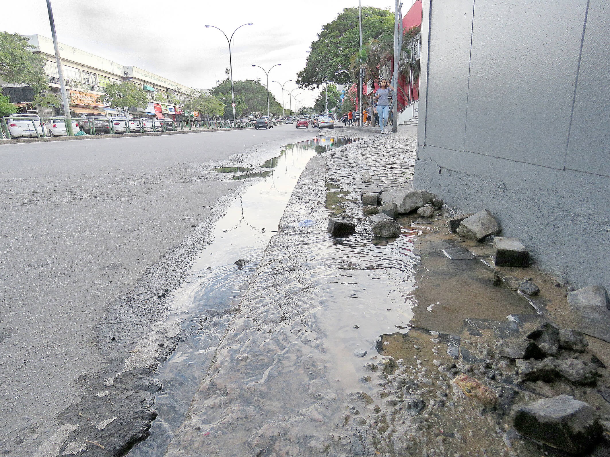 Um vazamento de água potável ocorre há dias, ao lado de uma banca de jornal, na Estrada do Galeão, próximo ao ponto de ônibus do Hipermercado Extra