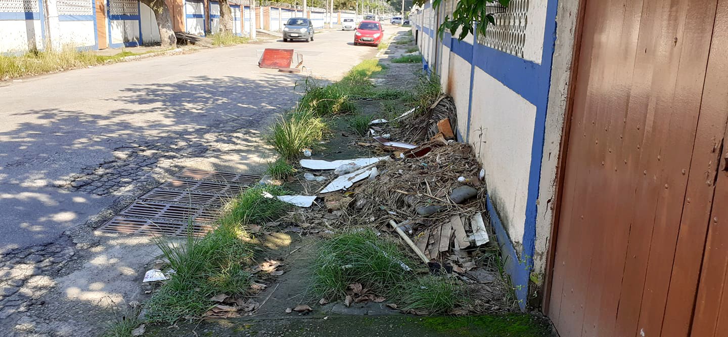 Moradores denunciam descarte irregular de lixo e entulho nos muros das casas na Vila Militar do Galeão