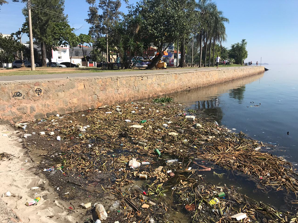 Nas águas da orla do Corredor Esportivo, no Moneró, há muita sujeira acumulada há dias, segundo moradores. O mau cheiro incomoda quem passa pelo local
