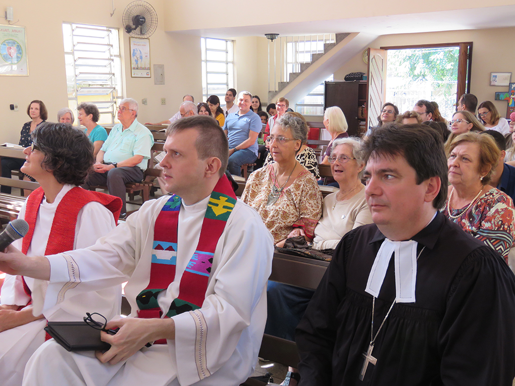 Pastores e membros acompanham o culto de instalação do novo pastor da igreja