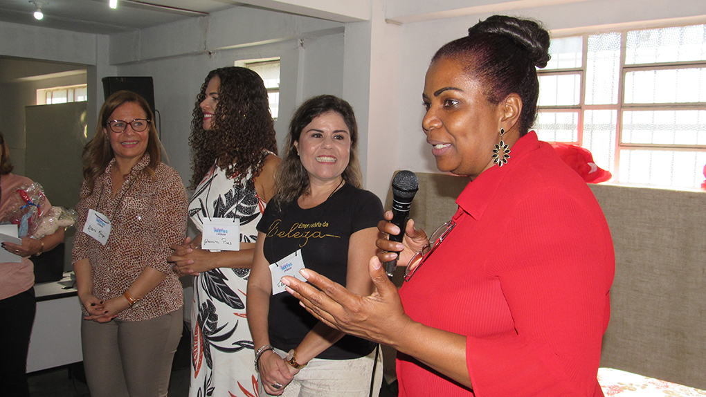 Cristina Gomes, diretora da Faetec, com as palestrantes Lani, Glaucia e Flávia