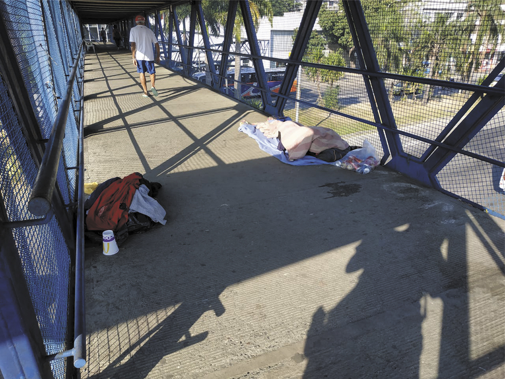 A passarela próxima ao chafariz da Portuguesa se tornou abrigo para moradores de rua, que além de ocupar o espaço, despejam fezes e urina causando mau cheiro