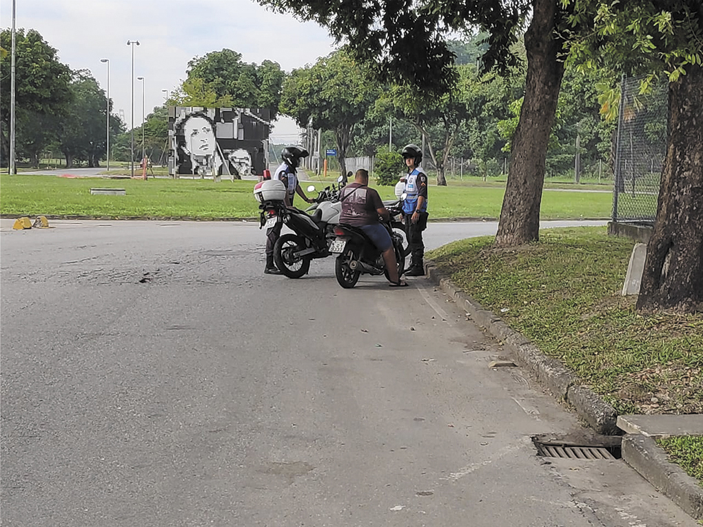 Agentes em motocicletas fazem abordagem e patrulhamento pelas vias do Fundão