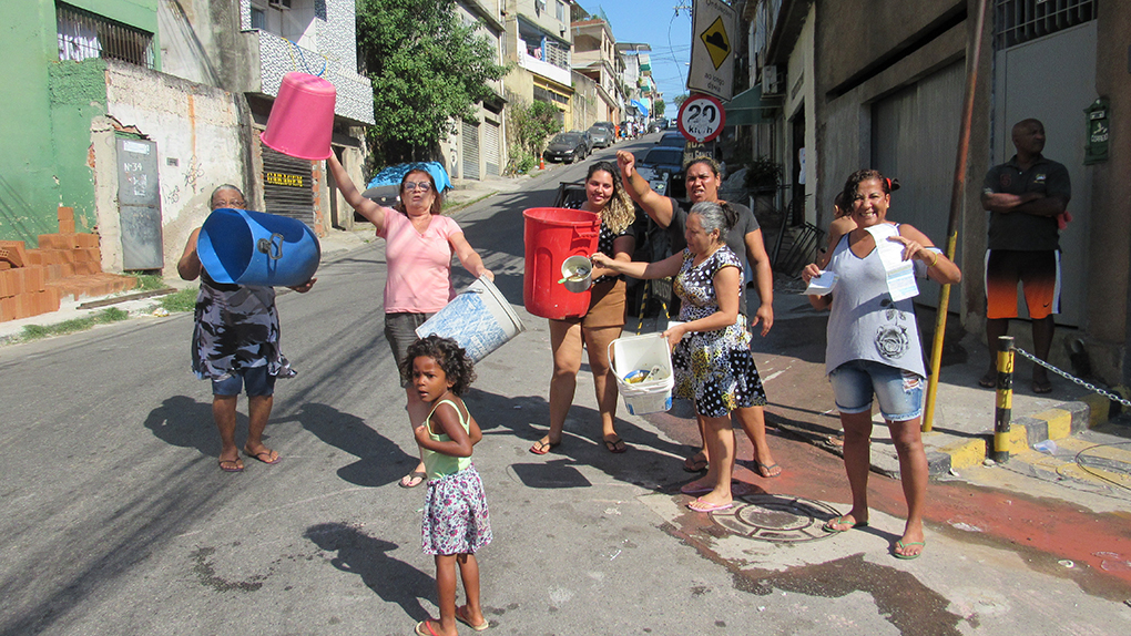 Moradores protestam pela falta d'água na região que já dura mais de um mês
