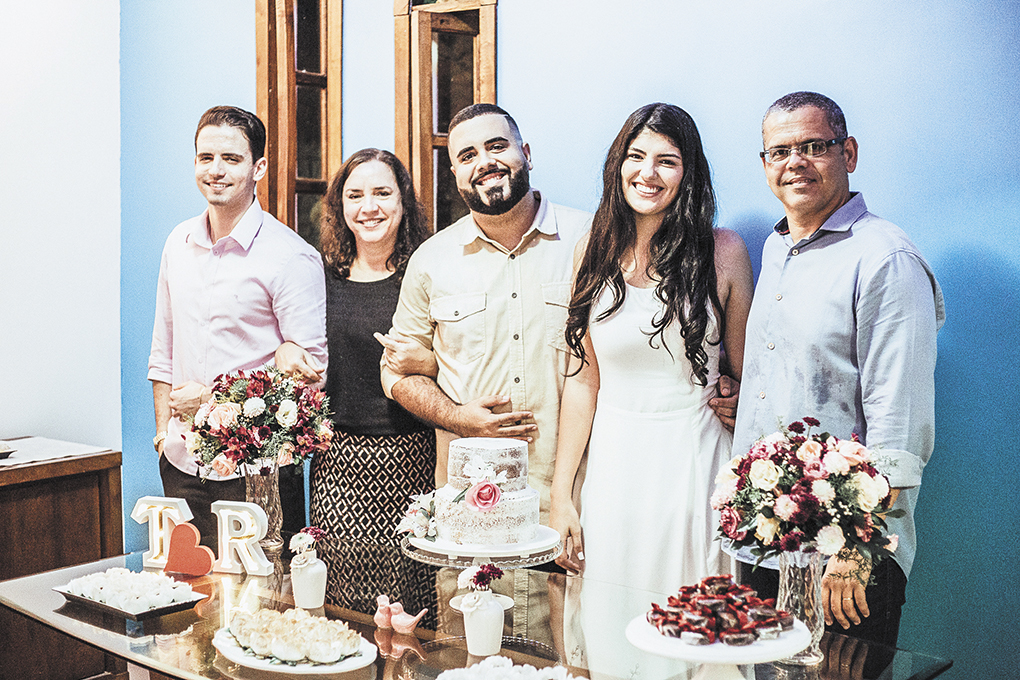 O jornalista Tiago Netto e a dentista Raíssa de Carvalho noivaram no dia 15. Os pais do noivo, Nélio e Kátia, e seu irmão, Daniel, participaram da celebração