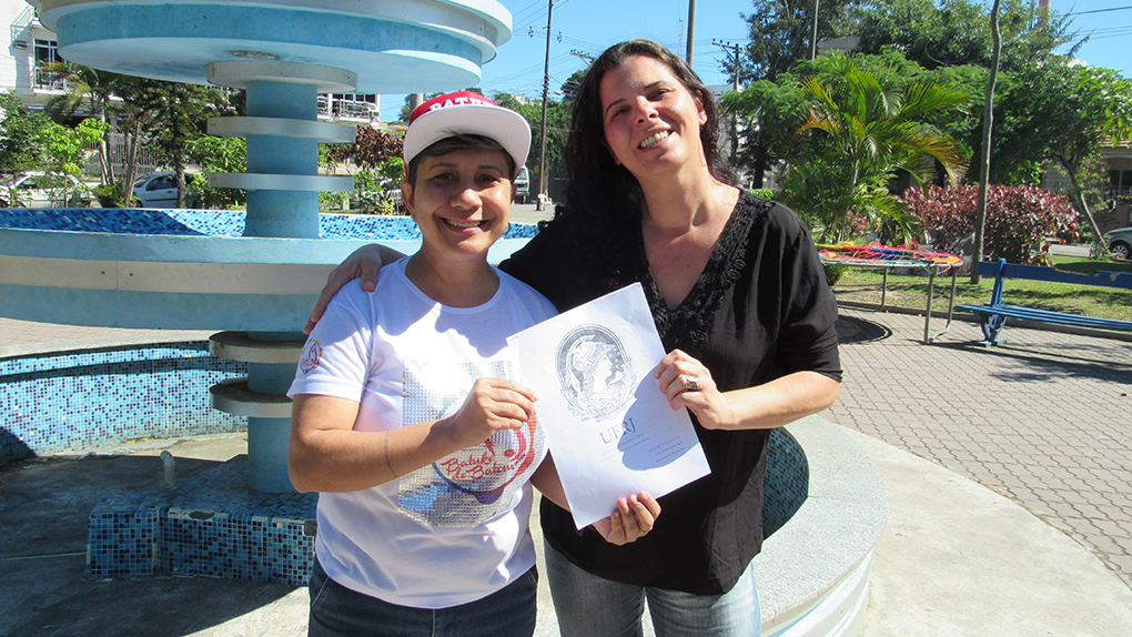 A organizadora do evento, Cátia Coelho, ao lado da estudante Ana Luiza