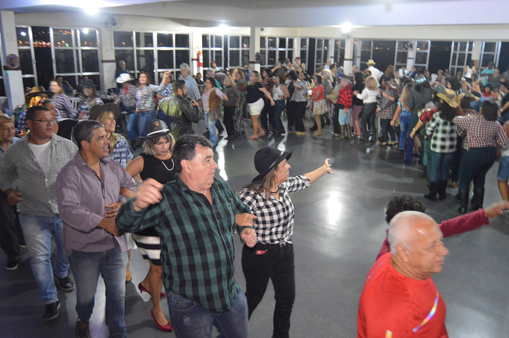 A vereadora Tânia Bastos junto com o marido João, participaram da 3ª edição da Festa Sertaneja Melhor Idade, no sábado (17) no E. C. Jardim Guanabara