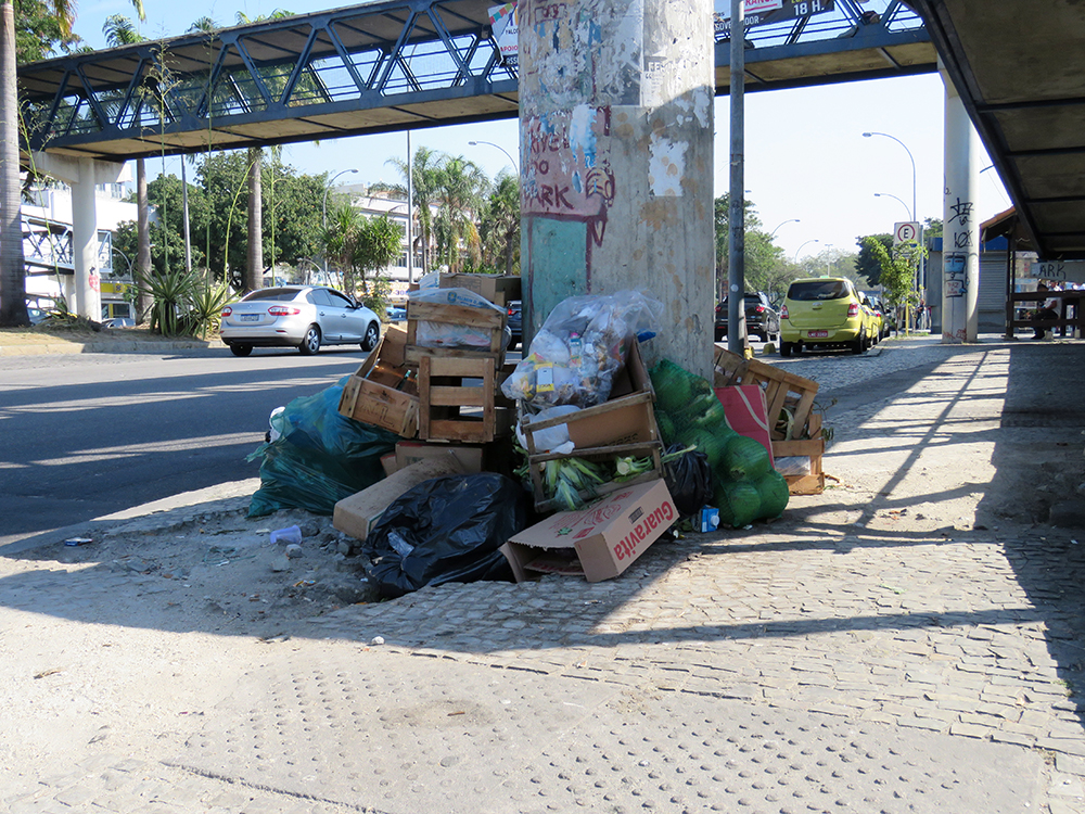 Ambulantes acumulam lixo embaixo da passarela da Estrada do Galeão na altura do Casa Show