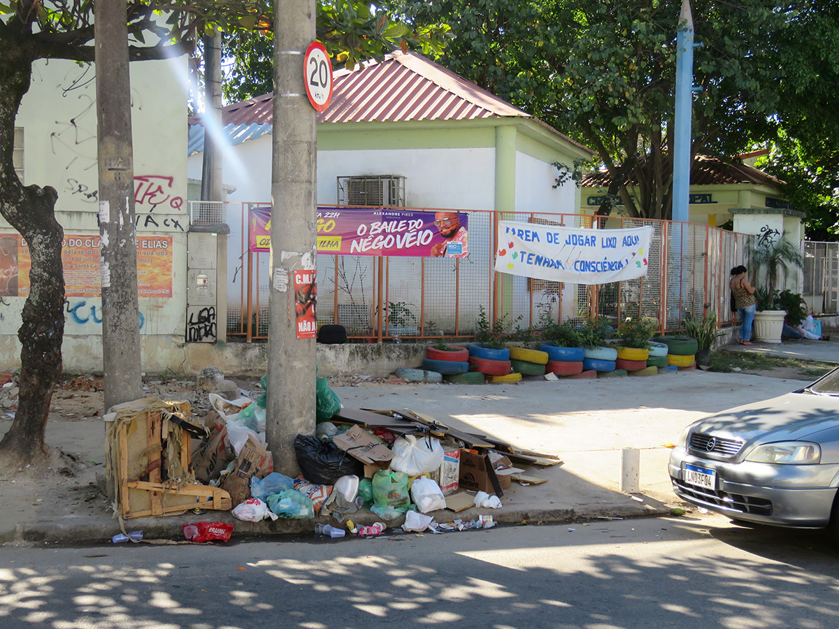 Calçada em frente a Creche Cora Coralina, na Praia da Rosa, se tornou local de despejo de lixo irregular