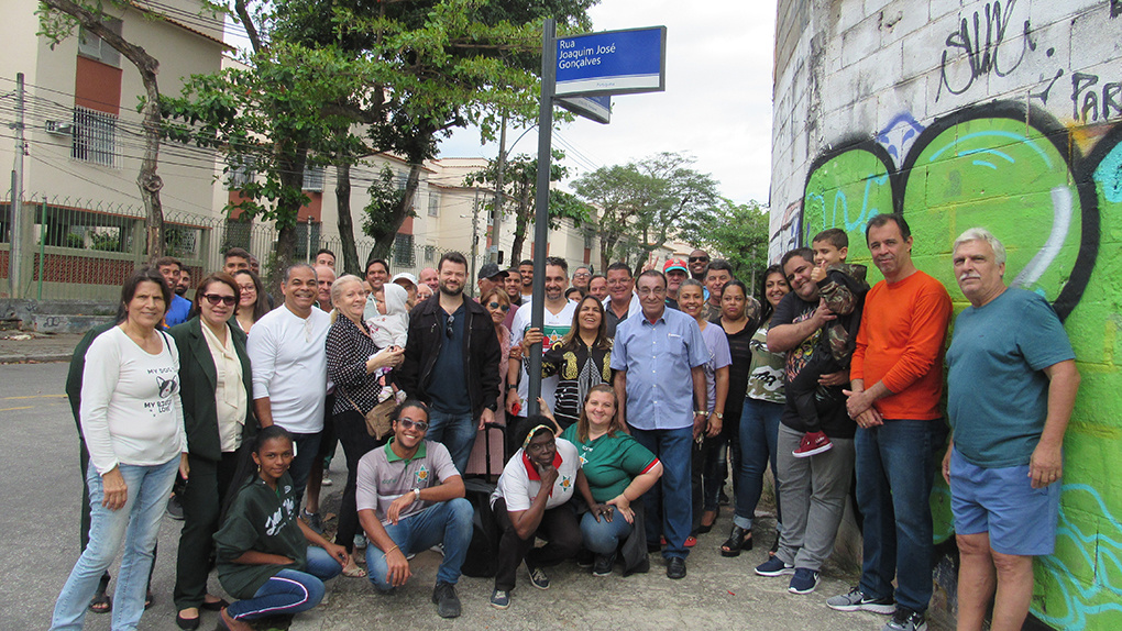 Autoridades, funcionários, diretoria e associados da Portuguesa no evento simbólico de nomeação da rua