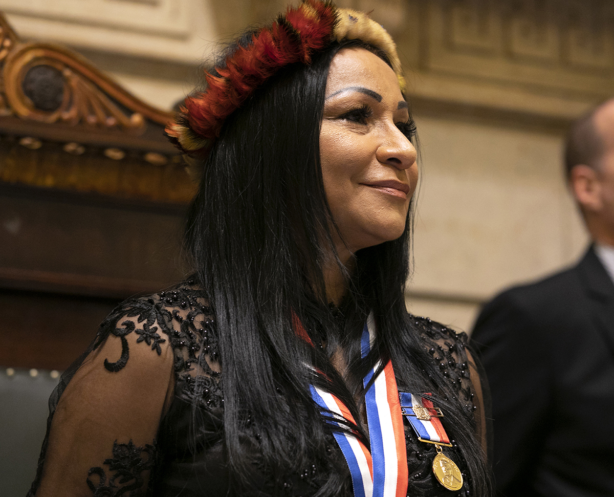 Silvia foi condecorada com a medalha Pedro Ernesto por sua dedicação a luta pelos direitos dos indígenas