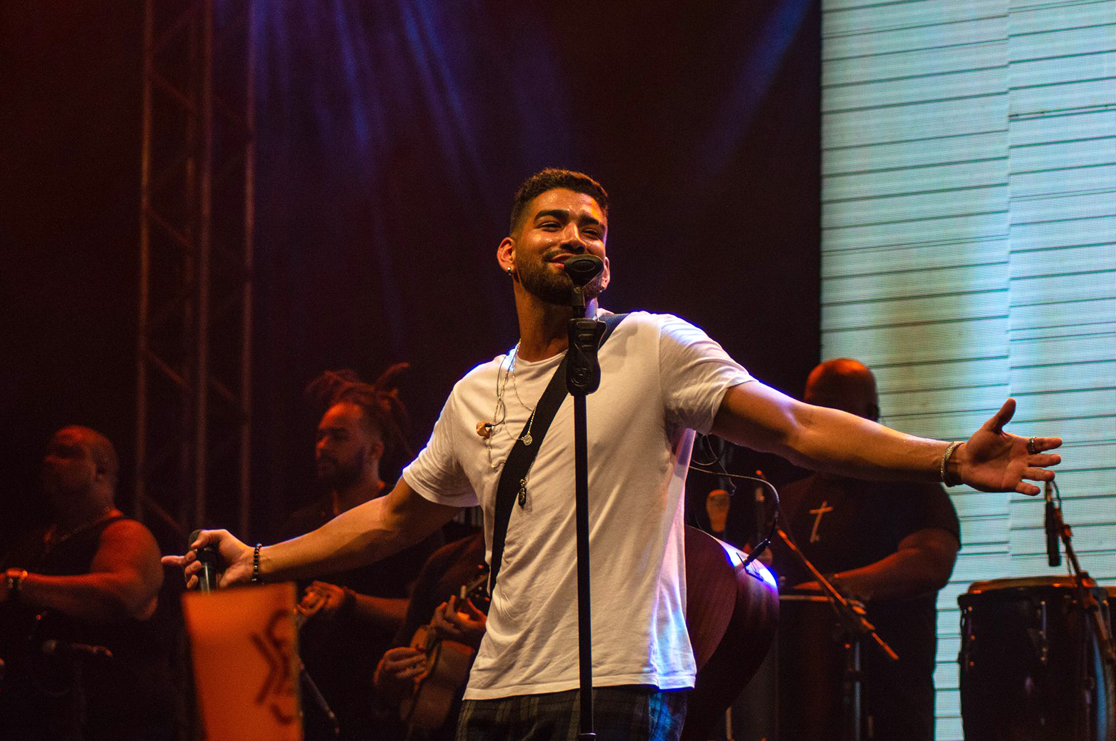 Com uma média de 20 shows por mês, Dilsinho se tornou um dos maiores representantes da música romântica // Foto: Ícaro Marinho - Santa Farra
