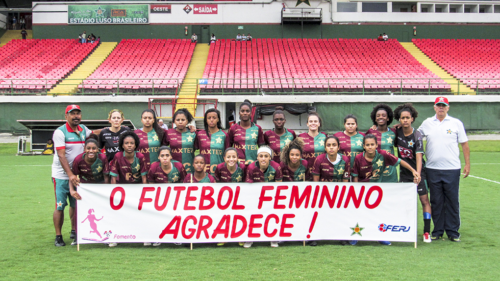 A comissão técnica e parte do elenco do futebol feminino da Lusa que estreou com vitória sua participação no Campeonato Carioca