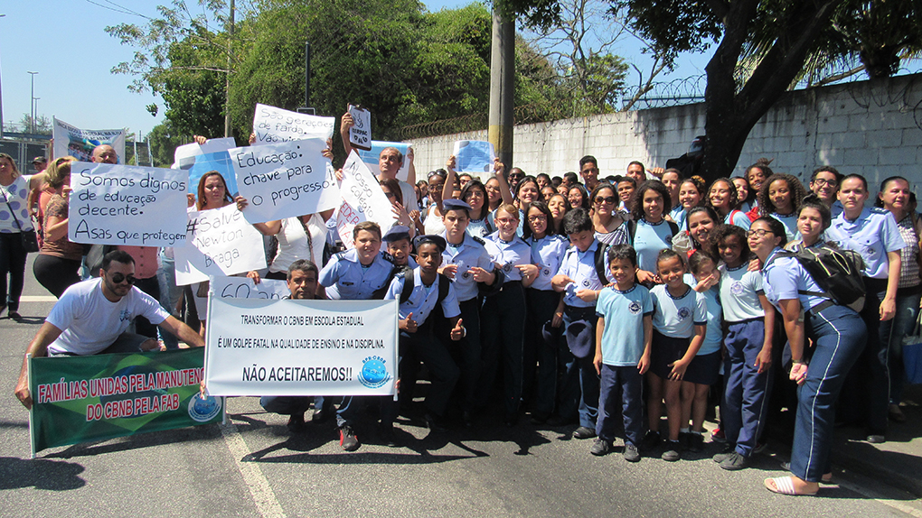 Pais e alunos protestaram na terça-feira (10), contra a transferência da instituição para o governo estadual