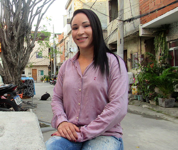 Carla é moradora da Praia da Rosa e atua em projetos sociais na comunidade