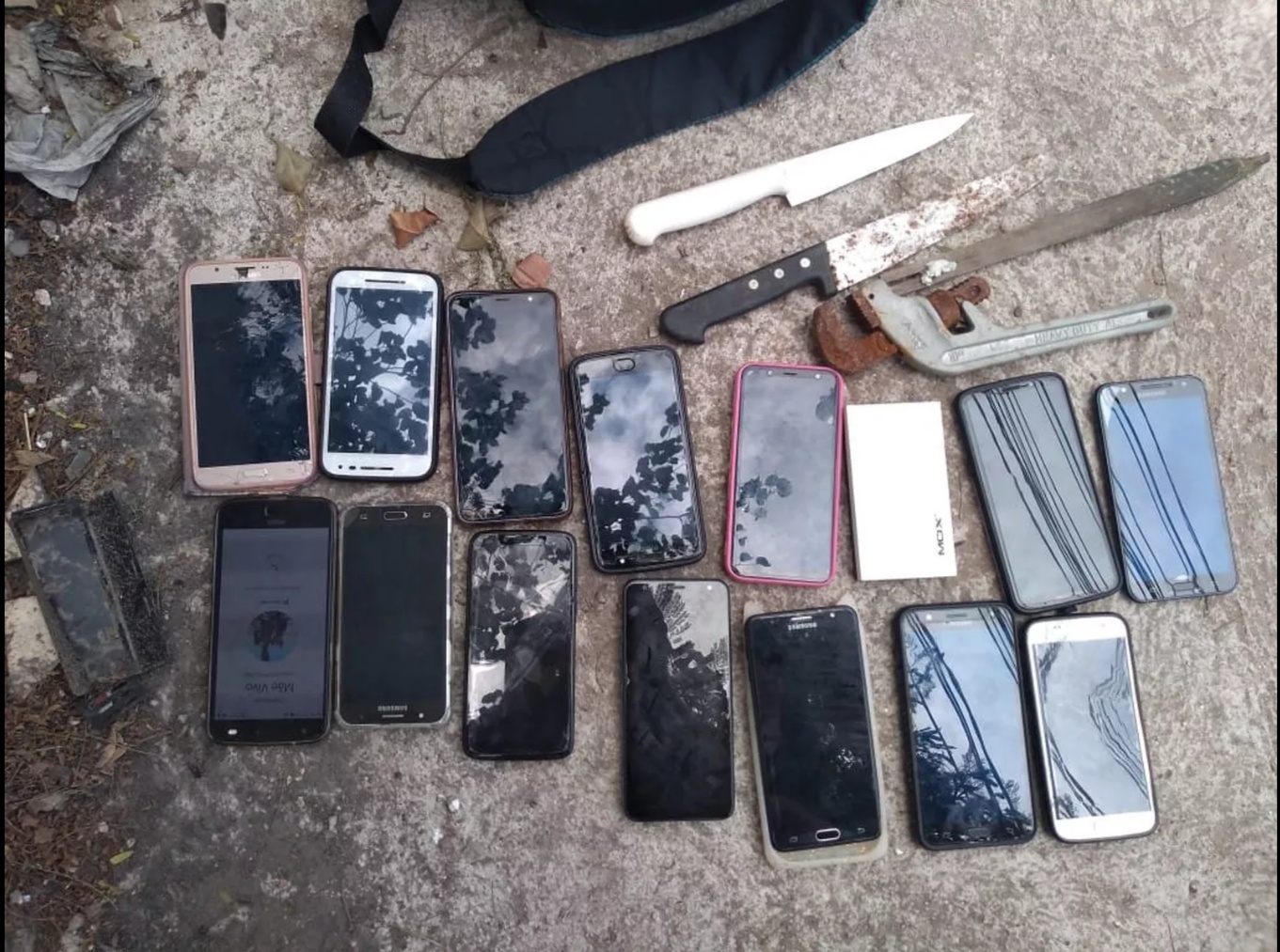 Policiais encontraram com o suspeito armas brancas e os celulares das vítimas // Foto: Divulgação PMERJ