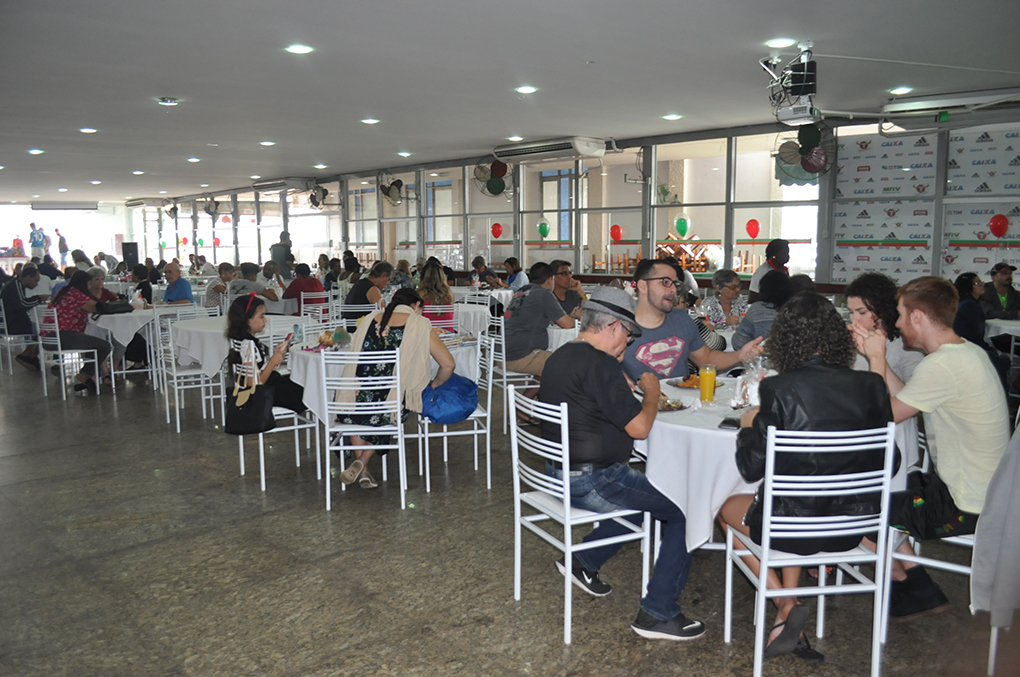 O almoço na Lusa, que atrai diversas familias da região, funciona também aos domingos no clube