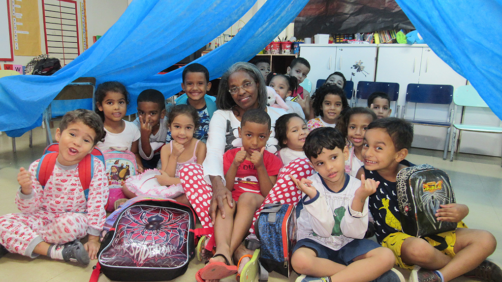 A professora Ana Maria cercada pelos alunos durante a festa do pijama organizada pela diretoria da escola