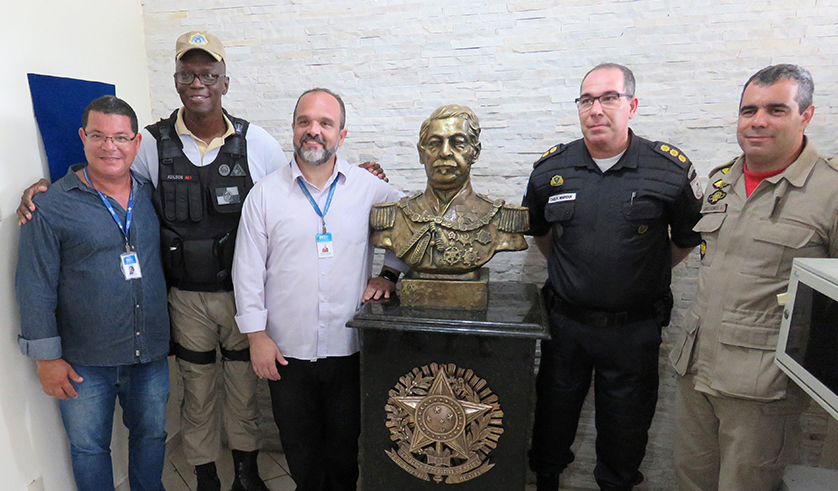 O comandante do 17º BPM, Coronel Carlos Henrique ao lado de autoridades e do busto de Duque de Caxias, que empresta seu nome à unidade militar, na quarta (16), quando foi comemorado aos 50 anos de fundação do batalhão