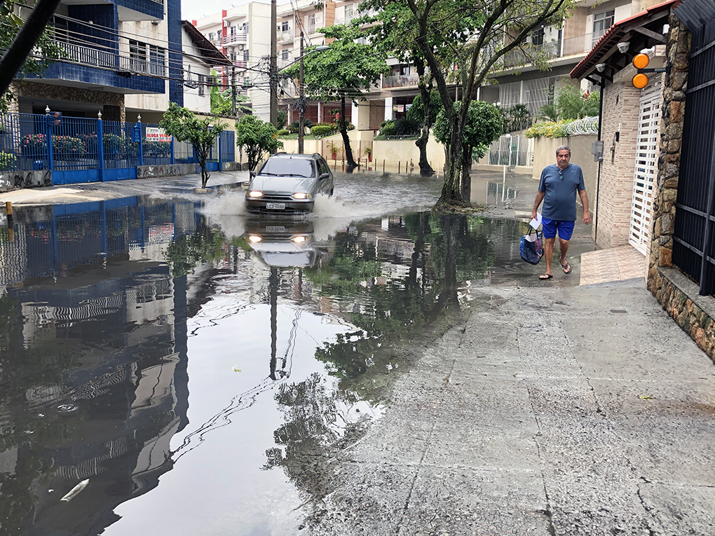 Rua estava inundada com água e esgoto na manhã desta quarta (9), após as chuvas