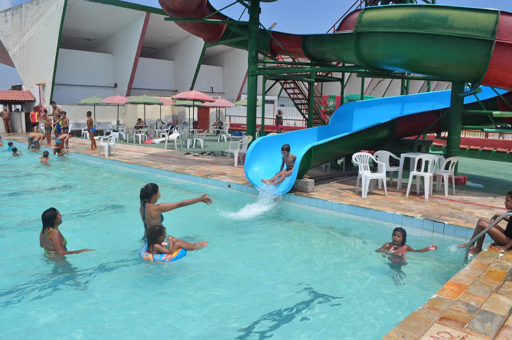 O clube dispõe de um Parque Aquático com três piscinas para banho livre e tobogã para os pequeninos