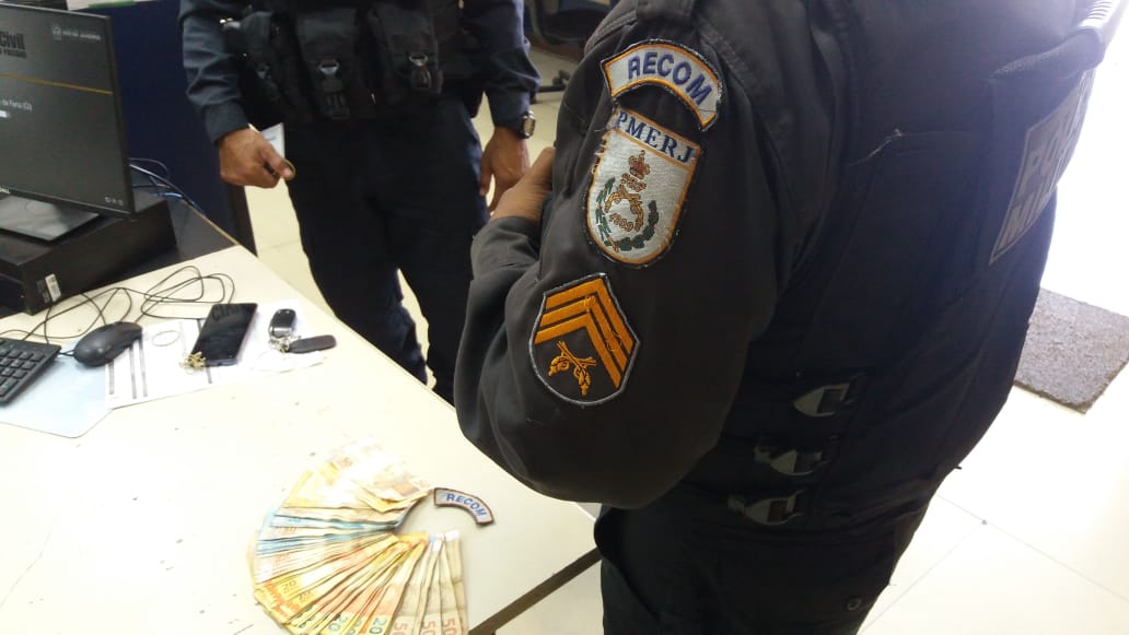 Policiais do 17º BPM encontraram com Rogério R$ 5.450 em espécie