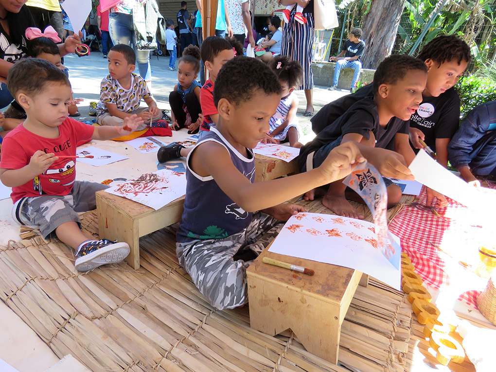 Durante o evento da ONG as crianças participaram de uma oficina de pintura
