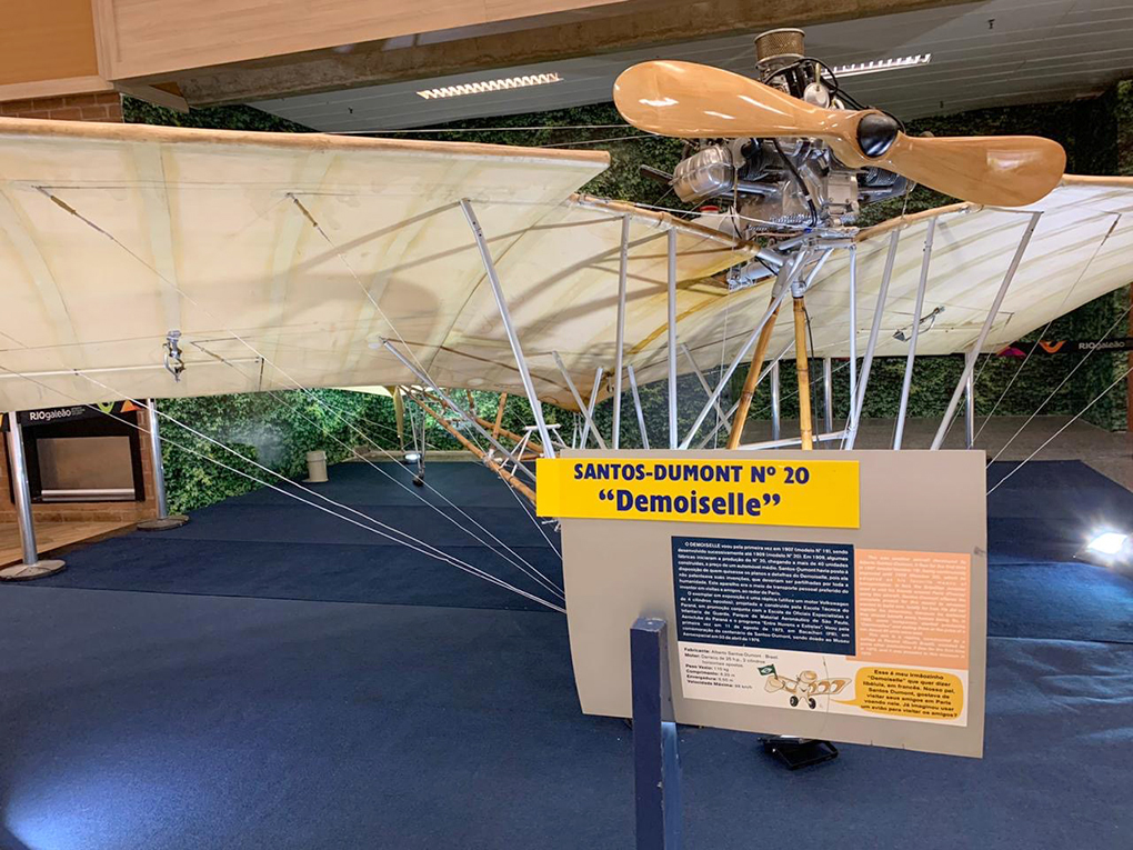 Na exposição está a réplica mais antiga do avião "Demoiselle" obra de Dumont