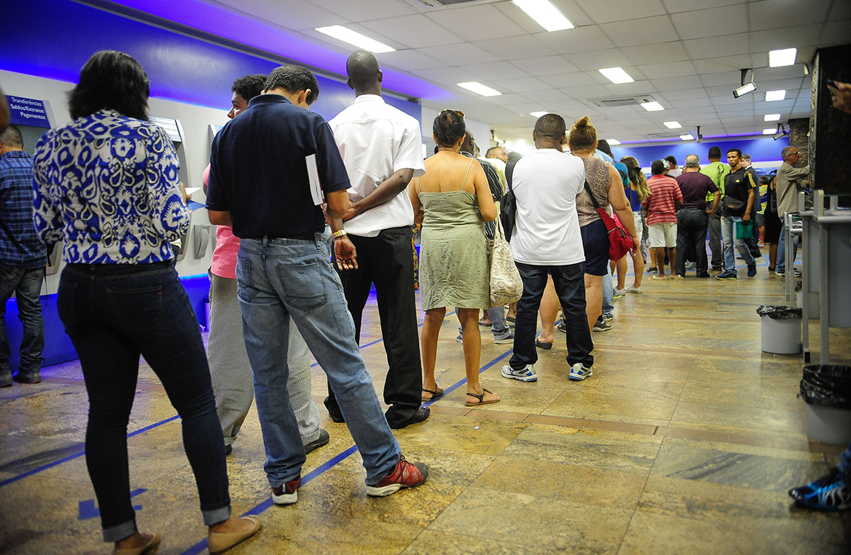 Enfrentar uma agência cheia virou rotina de quem precisa ir ao banco // Foto: Tomaz Silva / Agência Brasil