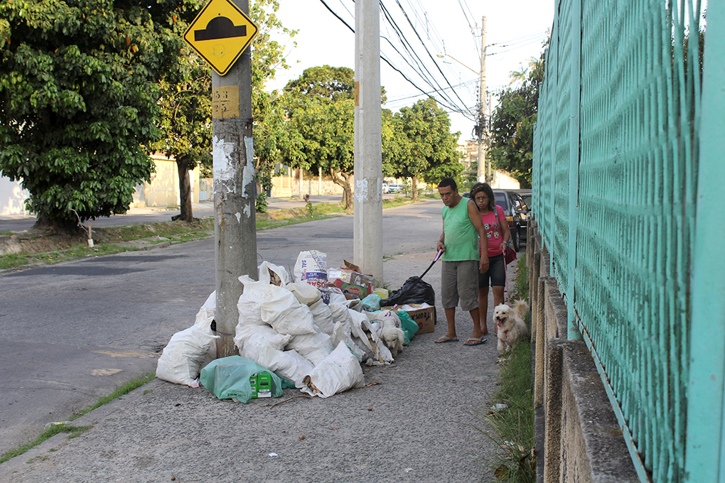A calçada do Ciep João Mangabeira, no Bancários, se tornou local de despejo irregular de entulho e lixo