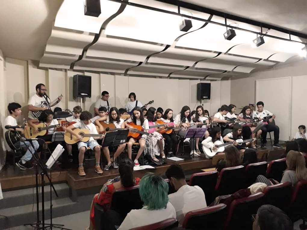 Com 40 integrantes a Orquestra Jovem Paranapuã, fez apresentação de encerramento do ano na biblioteca