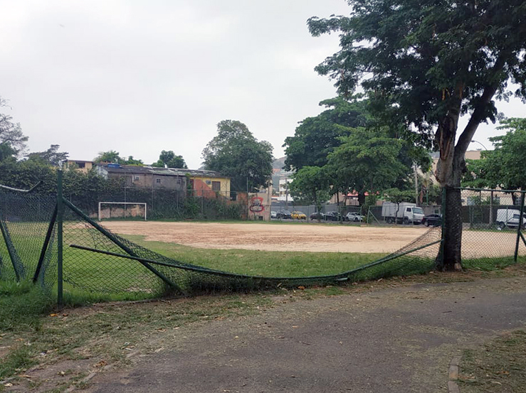 No Corredor Esportivo, no Moneró, grades do campo de futebol foram quebradas e precisam de reparo
