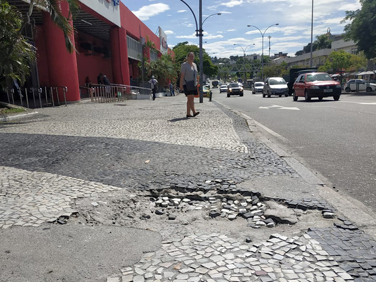 Na calçada do Supermercado Extra as pedras portuguesas estão soltas, devido a passagem de carros