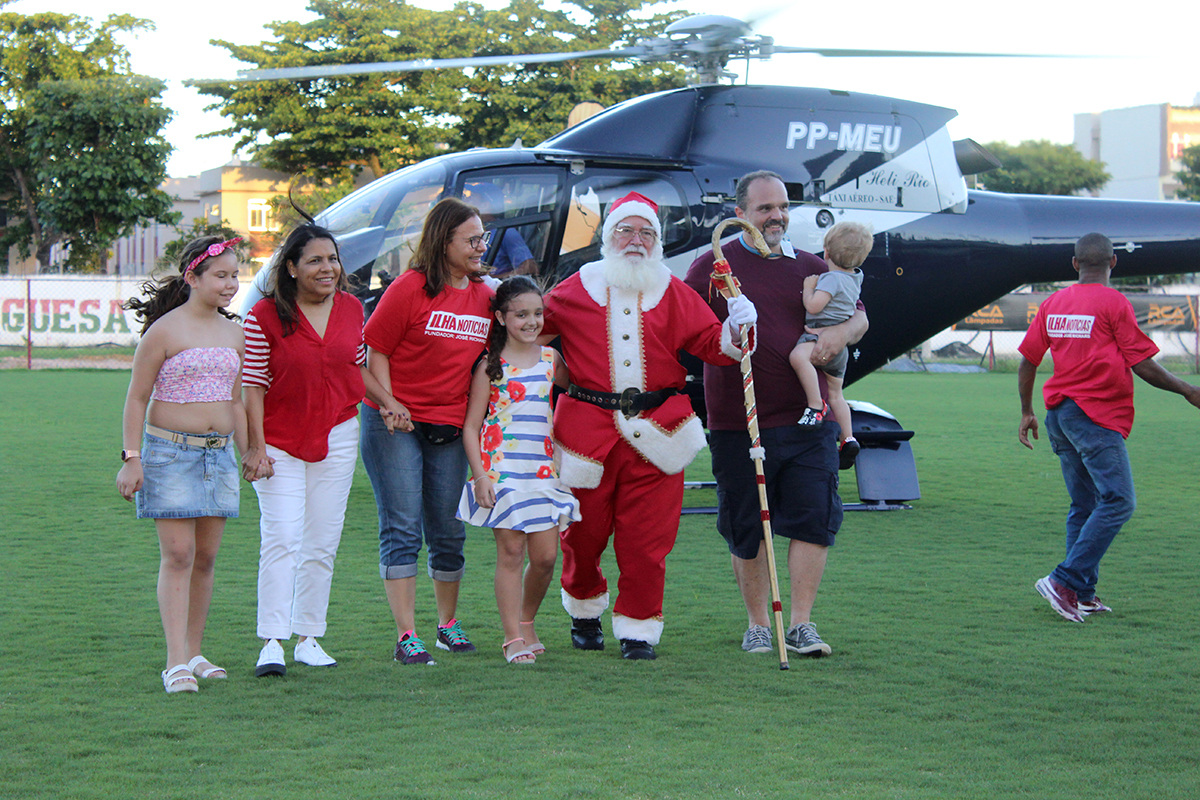 O helicóptero de Papai Noel pousou no estádio da Portuguesa onde era aguardado pelo público que lotou as arquibancadas