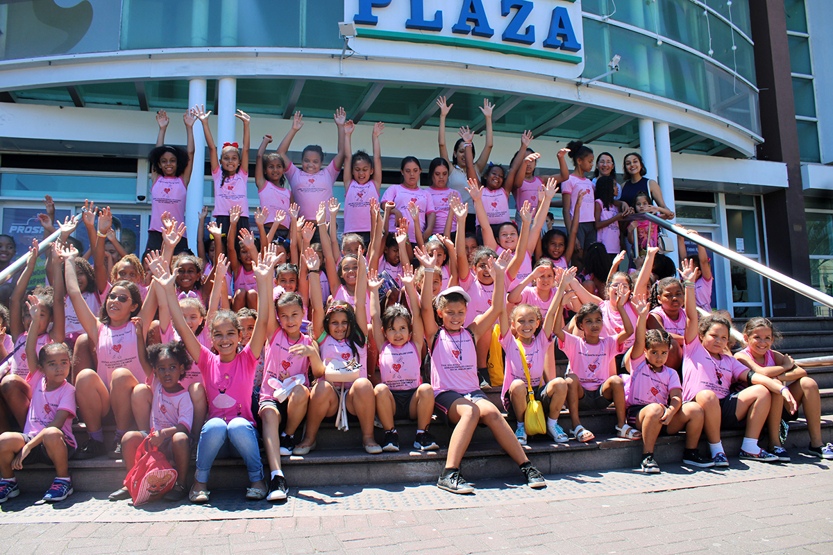 Grupo de meninas que participou de um dia de alegria e diversão no Ilha Plaza Shopping na manhã de terça (17)