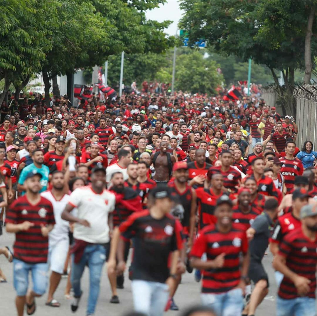 Torcedores do Flamengo já estão se movimentando para comparecer ao embarque do time no Aeroporto Tom Jobim // Foto: Gilvan dos Santos