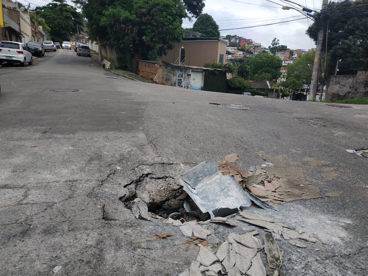 Há dias moradores da Rua Jaburana, 300, no Jardim Carioca, denunciam buraco que causa transtorno na via