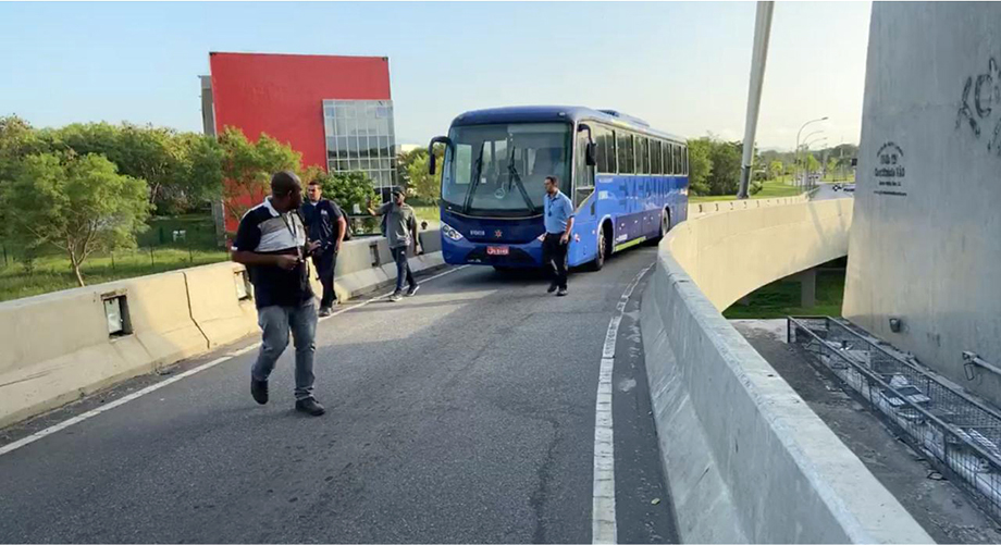Insulanos tiveram que andar até encontrar outro ônibus que os levassem para o Centro da Cidade