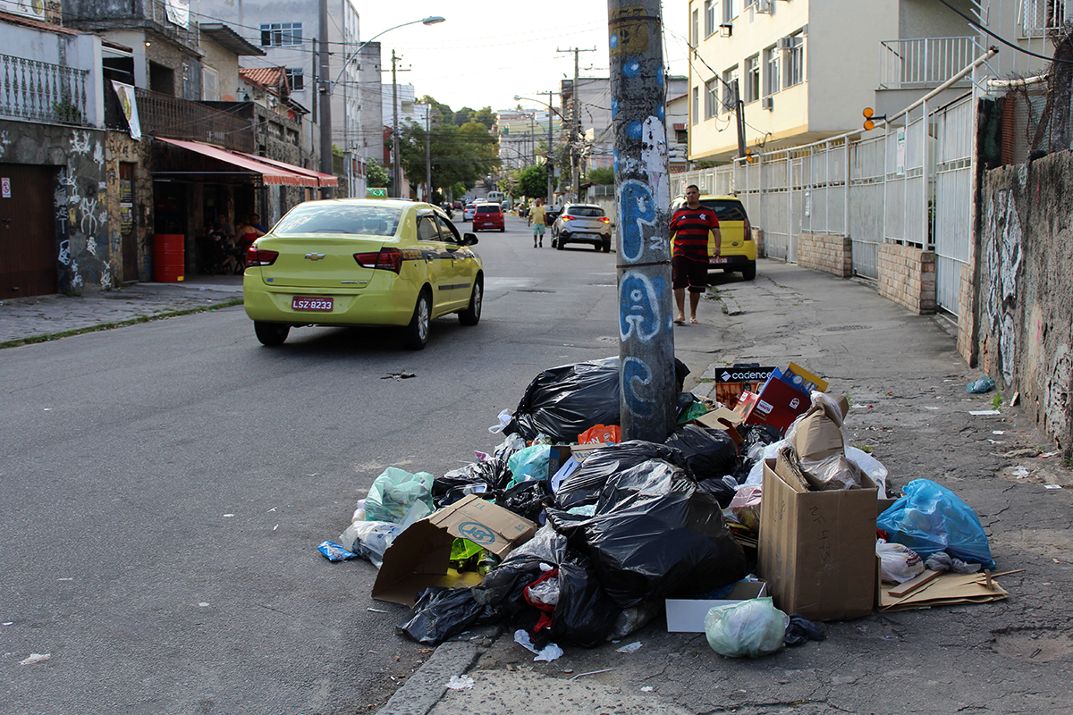 Acúmulo de lixo na calçada da Rua Magno Martins, 53, atrapalha passagem e causa mau cheiro