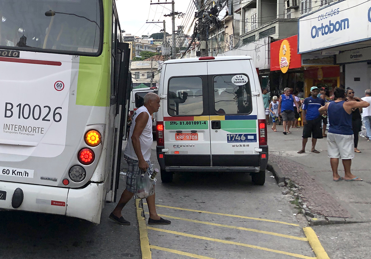 No Cacuia, vans impedem o acesso dos ônibus às baias atrapalhando o desembarque