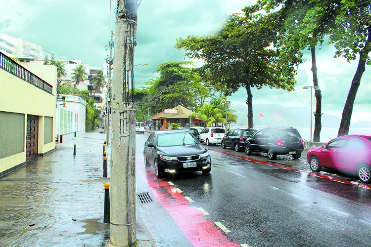 Na Praia da Bica, em frente ao 589, um poste em péssimas condições com as ferragens expostas e enferrujadas, coloca em risco veículos e pedestres