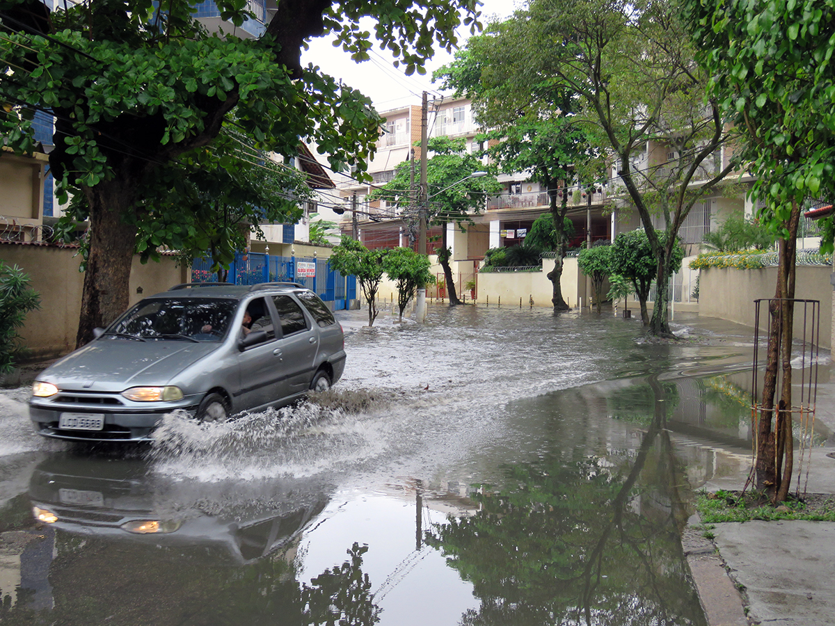 A Rua Muiatuca, no Jardim Carioca, há anos fica intransitável em dias de chuva