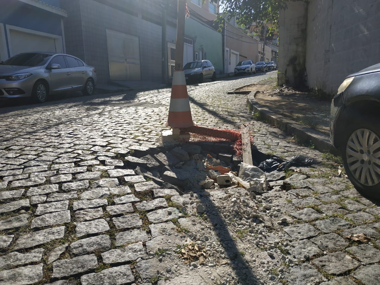 Moradores colocaram um cone para sinalizar um buraco na Rua João Dias, no Jardim Guanabara