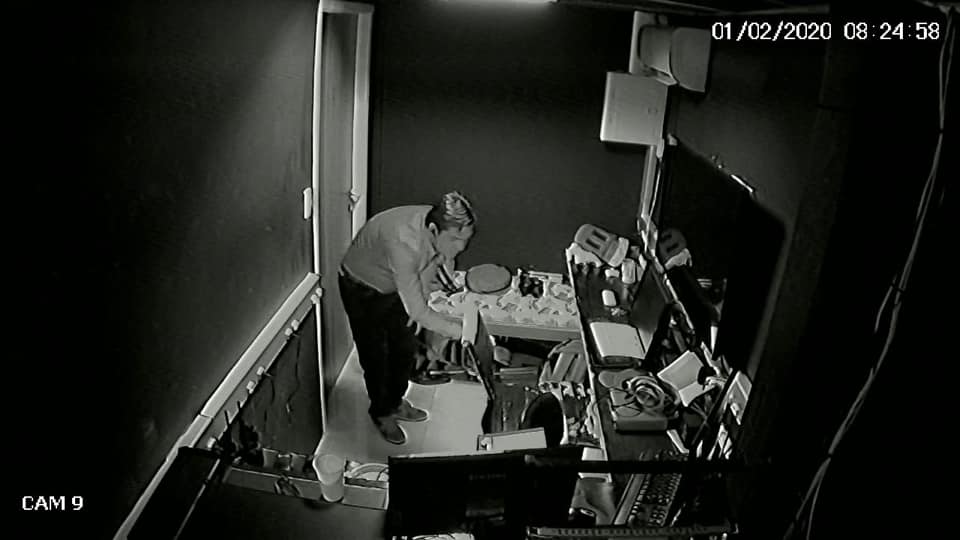 Um dos homens foi até a sala da equipe de multimídia e furtou uma câmera e um computador