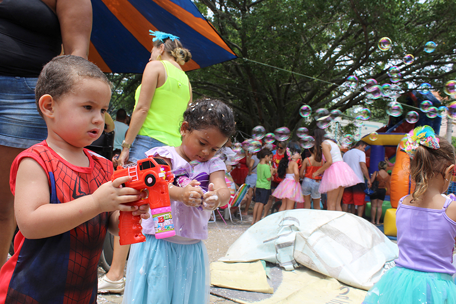 A criançada usou fantasias, bolinhas de sabão e espumas de carnaval para se divertir durante o evento // Fotos: Nycolas Santana