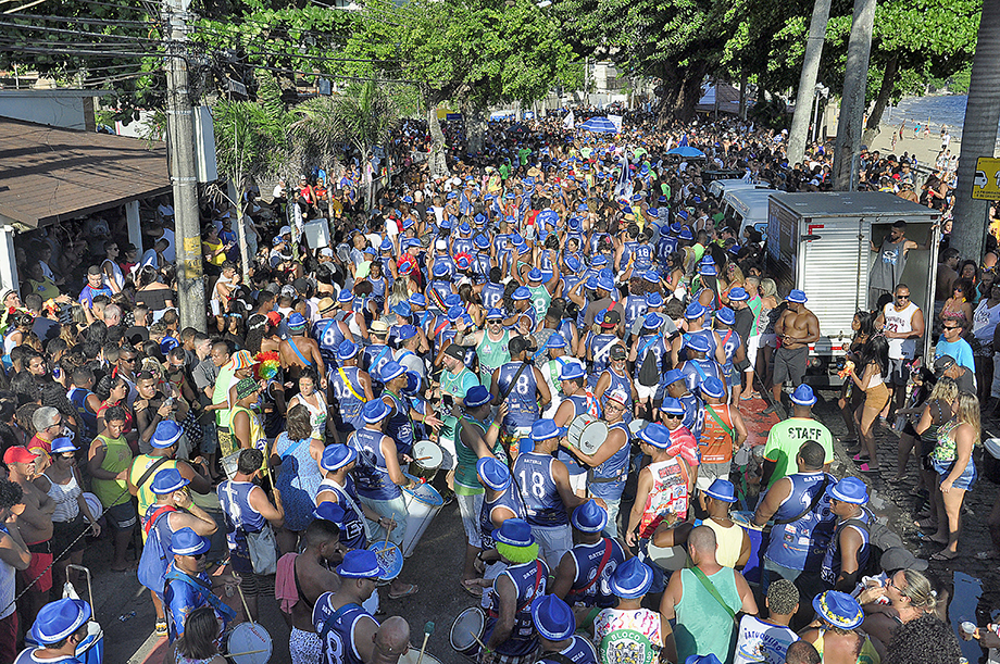 Com anos de tradição o bloco arrasta grande multidão pela orla da Praia da Bica