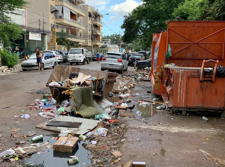 Após as chuvas o lixo acumulado se espalha na Rua Domingos Mondim, esquina com a Rua Caricé