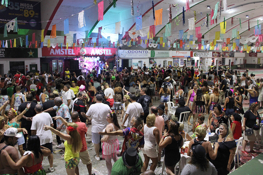 Foliões lotaram a quadra da Associação Atlética Portuguesa na reedição do Baile de Gala de carnaval