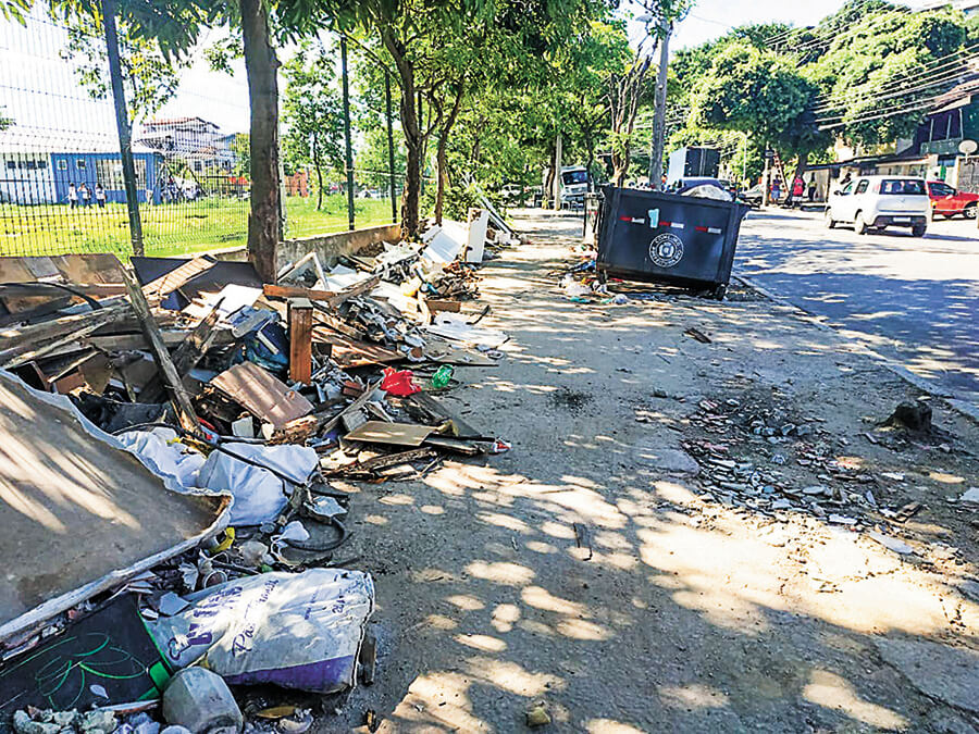 Ciclovia da Estrada do Rio Jequiá é ocupada constantemente por entulho e lixo. Com isso, ciclistas e pedestres têm dificuldade para transitar pelo local